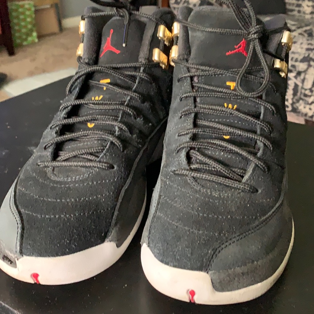 Black Jordan 12’s